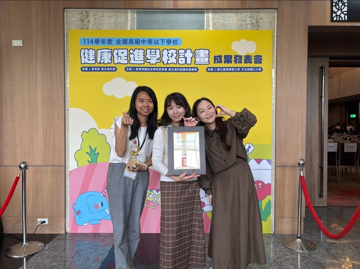 指導教師們與教育局長官合照